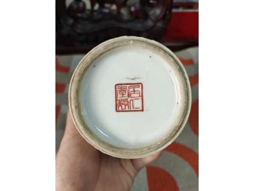 粉彩居仁堂制款人物瓶