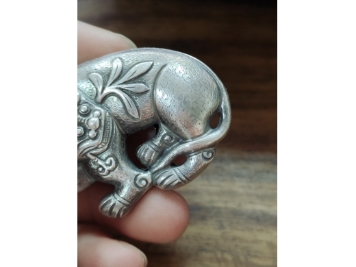 银叼灵芝瑞兽