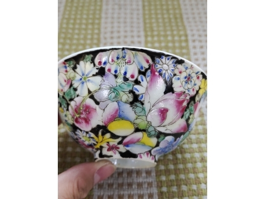 黑地百花不落地碗