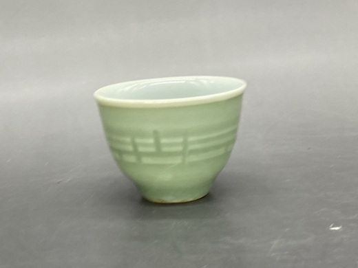 豆青八卦纹杯