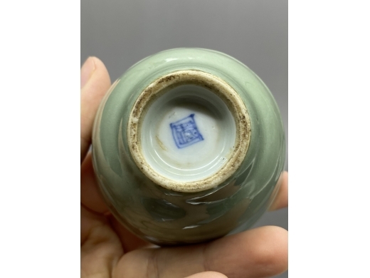 豆青八卦纹杯