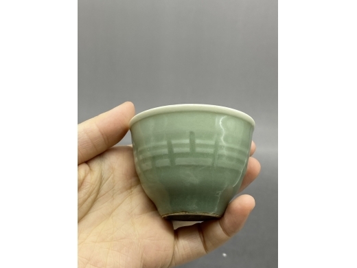 豆青八卦纹杯