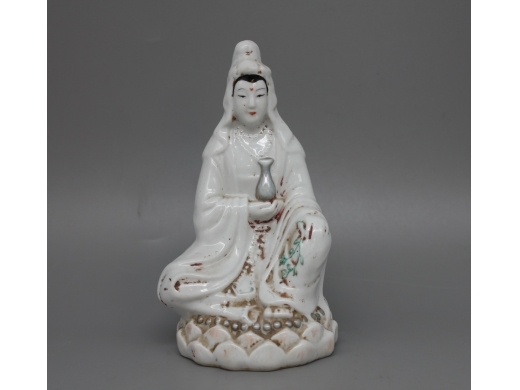 粉彩莲座净水观音坐像