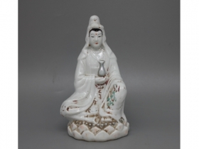 粉彩莲座净水观音坐像