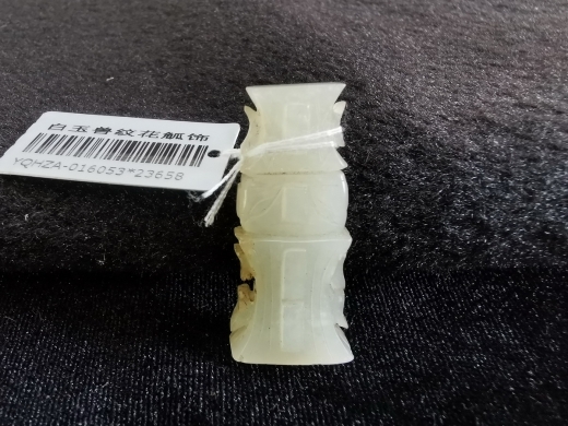 白玉兽纹花觚饰