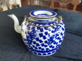 青花鱼藻纹茶壶