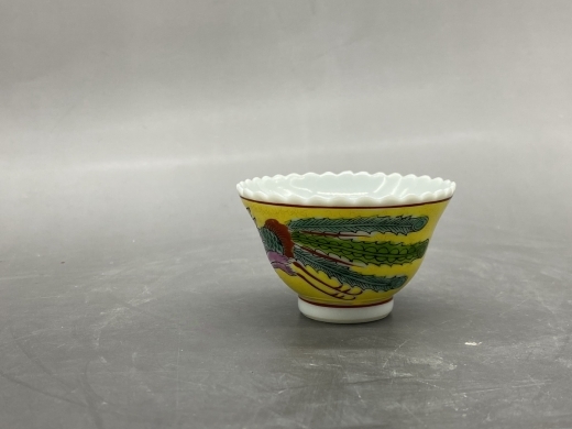黄地粉彩凤纹花口杯