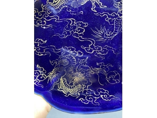 祭蓝描金龙纹海棠盘