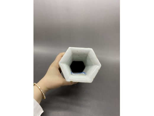 广彩人物六方瓶