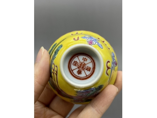 黄地粉彩凤纹花口杯