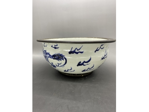 铁釉青花双龙戏珠大香炉