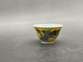 黄地粉彩凤纹花口杯