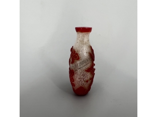 红套料烟壶