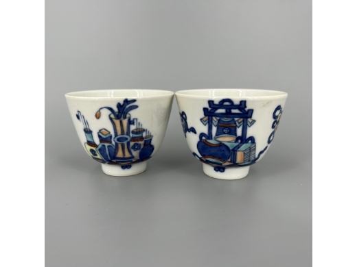 青花加彩博古纹杯