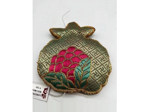 绣花石榴挂饰