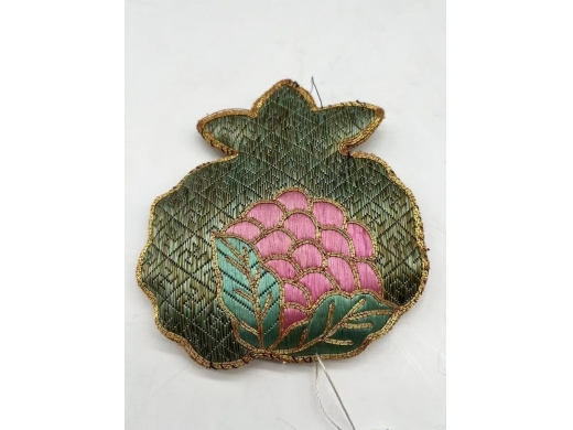 绣花石榴挂饰