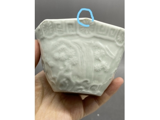 白釉模印庭院人物八方茶盏