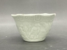 白釉模印庭院人物八方茶盏
