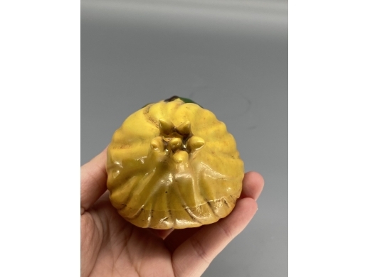 黄釉佛手供果