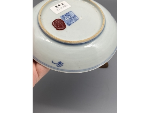 青花淡描缠枝花卉纹盘