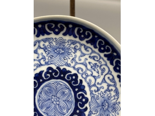 青花淡描缠枝花卉纹盘
