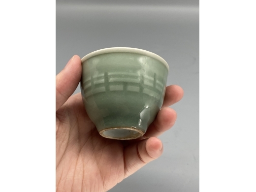 豆青八卦纹杯
