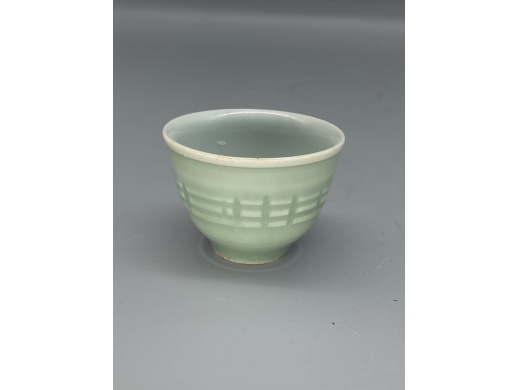豆青八卦纹杯