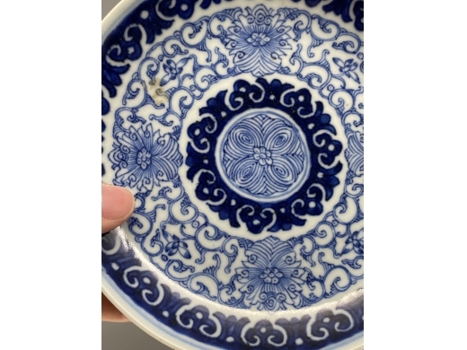 青花淡描缠枝花卉纹盘