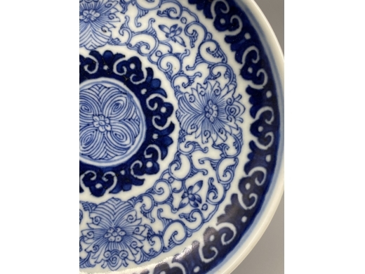 青花淡描缠枝花卉纹盘