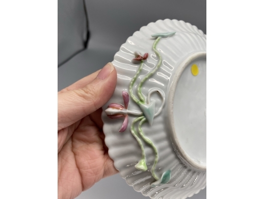 粉彩花卉堆塑瓜楞盘