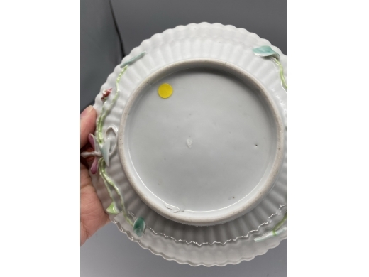 粉彩花卉堆塑瓜楞盘