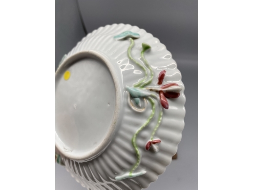 粉彩花卉堆塑瓜楞盘