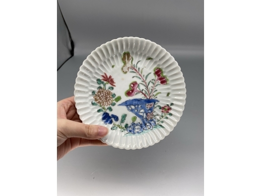 粉彩花卉堆塑瓜楞盘