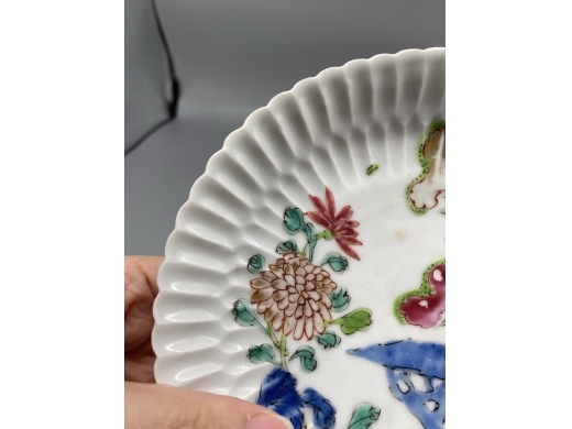 粉彩花卉堆塑瓜楞盘