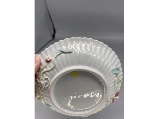 粉彩花卉堆塑瓜楞盘