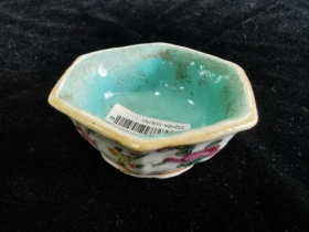 粉彩花鸟博古盅
