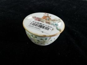 粉彩“麒麟送子”粉盒