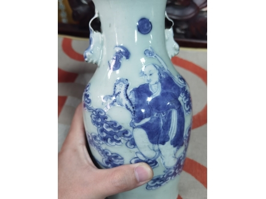 豆青釉高加白刘海戏金蟾瓶