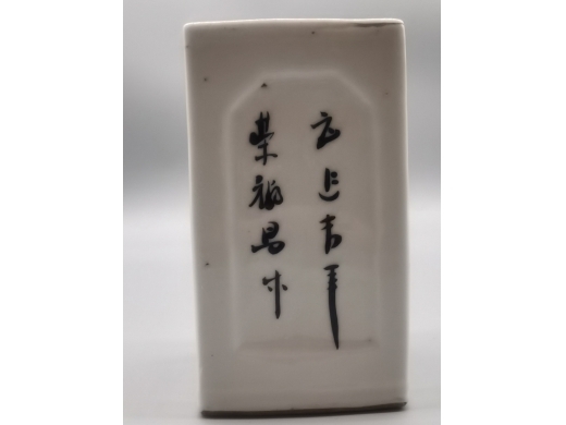 粉彩花卉笔筒