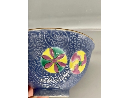 剔地粉彩皮球花纹茶碗