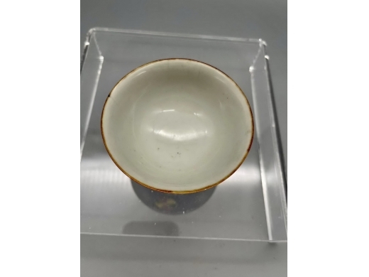 剔地粉彩皮球花纹茶碗