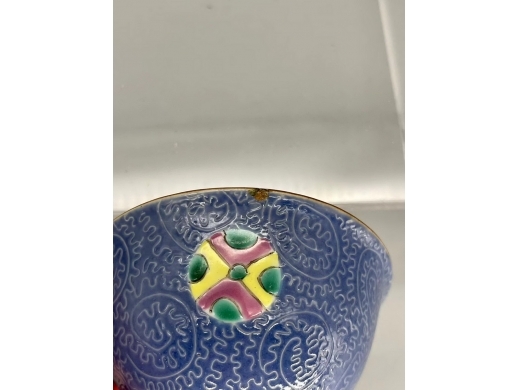 剔地粉彩皮球花纹茶碗