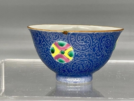 剔地粉彩皮球花纹茶碗