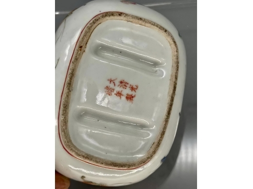 粉彩百蝶盖盒