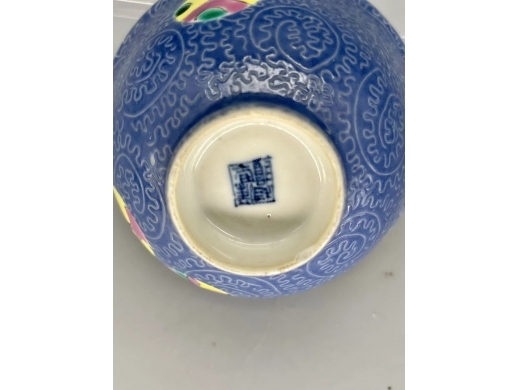 剔地粉彩皮球花纹茶碗