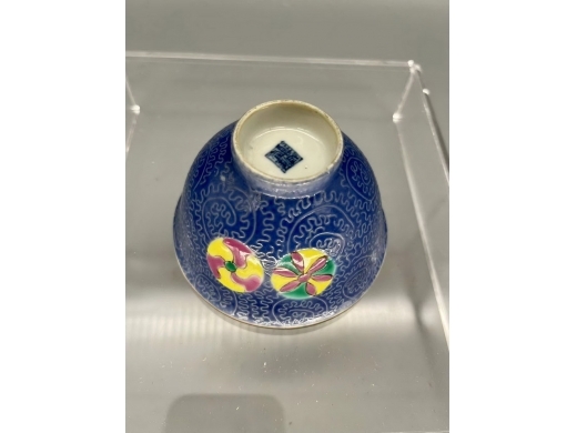 剔地粉彩皮球花纹茶碗