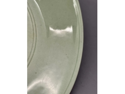 豆青暗刻云鹤纹盘