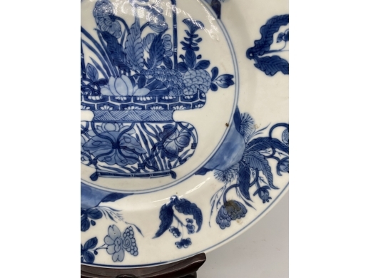 青花花篮纹折沿盘