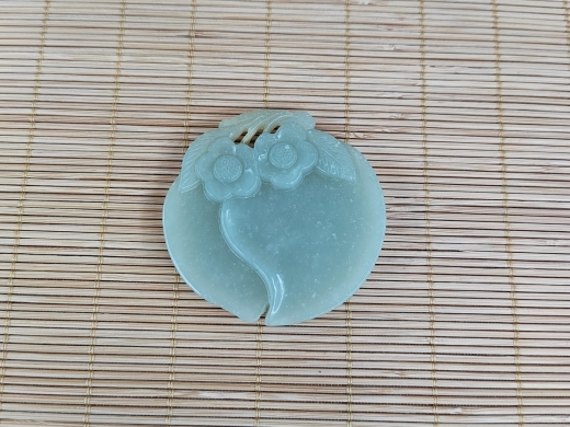 青玉梅花笔舔