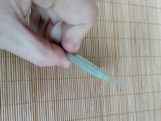 青玉梅花笔舔